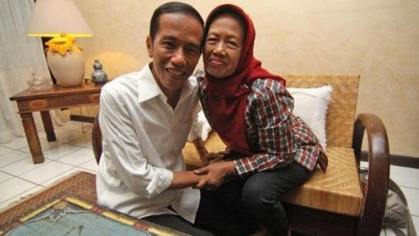 Jokowi bersama ibundanya