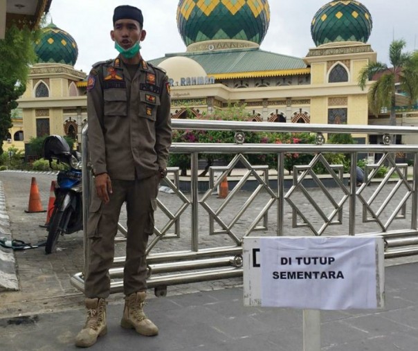 Petugas Satpol PP Pekanbaru menjaga Masjid Ar Rahman. Foto: Riau1.
