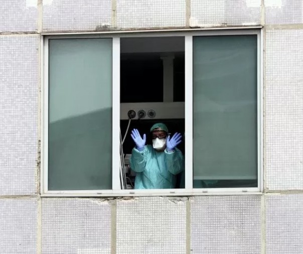 Seorang pria mengenakan alat pelindung diri dari virus corona di Spanyol. Foto: Reuters.