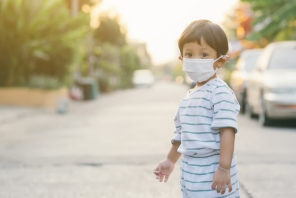 Anak membutuhkan masker saat berada di kawasan yang udaranya penuh polusi/Kumparan