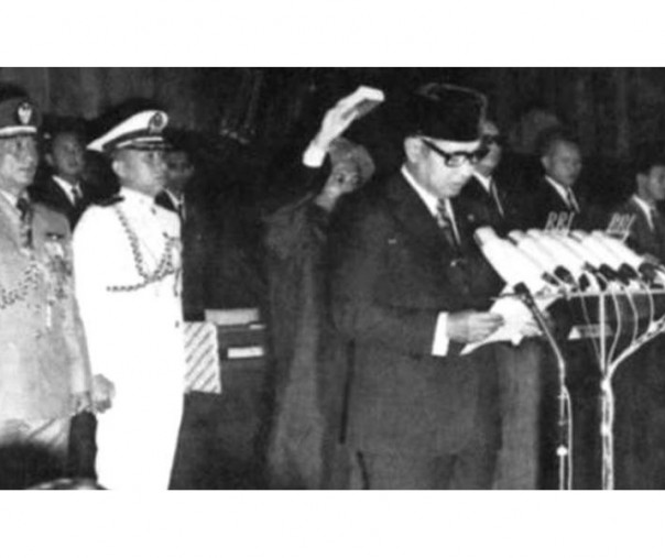 Suharto dilantik menjadi presiden (Foto: Istimewa/internet)