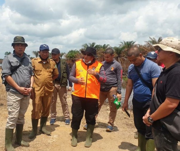 Kasubdit IV Kompol Andi Yul dan timnya serta saksi ahli meninjau lokasi Karhutla di area perusahaan. Wabah Covid-19 nyatanya tak halangi Polda Riau dalam proses penyelidikan kasus Karhutla.