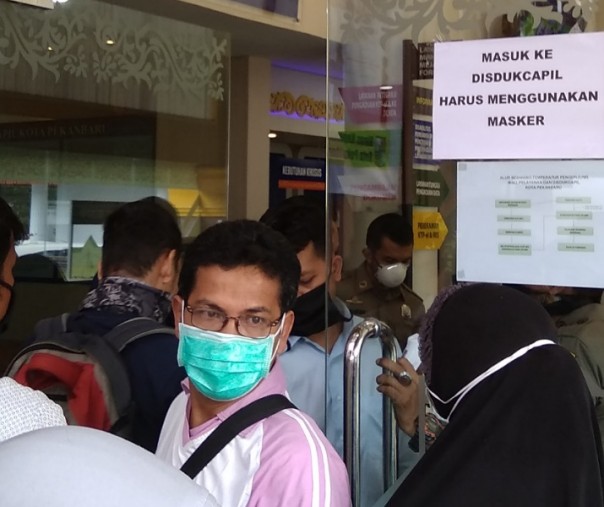 Layan Disdukcapil Pekanbaru tetap dibuka dengan syarat-syarat yang diperketat selama waspada virus corona, Kamis (26/3/2020). Foto: Surya/Riau1.