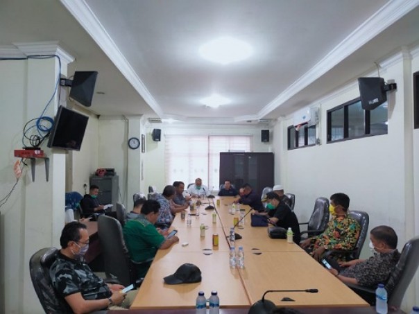 Ketua Komisi I DPRD Riau Ade Agua Hartanto S.Sos (tengah ujung) saat menggelar pertemuan di ruang Komisi I DPRD Inhu, Kamis 26 Maret 2020.  Dalam Kunker Komisi I DPRD Riau ke DPRD Inhu untuk menyamakan persepsi didalam penanganan COVID-19.
