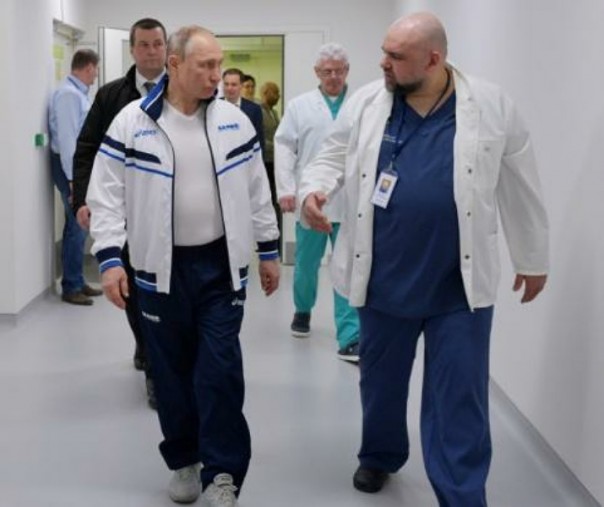 Presiden Rusia Vladimir Putin berbincang dengan salah satu dokter. Foto: Reuters. 