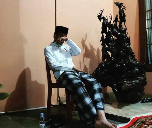 Jokowi tengah menangis (Foto: Istimewa/internet)