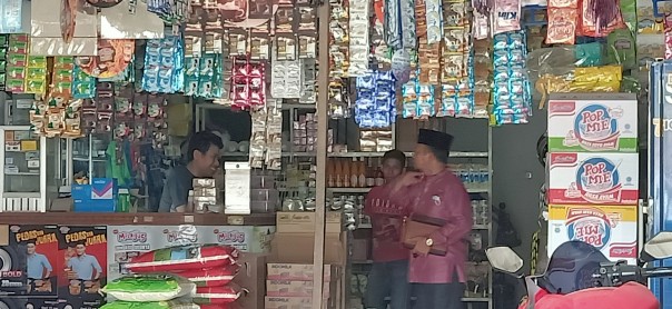 Kadis Koperasi UKM Perindag Fakhrizal ketika meninjau salah satu toko harian di KM 5 di Jalan Koridor Langgam/R24
