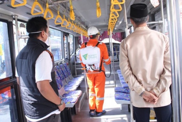 Penyemprotan disinfektan oleh tim Dompet Dhuafa Riau