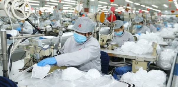 Sebuah perusahaan di Cina mencetak jutaan masker setiaphari/Gelora