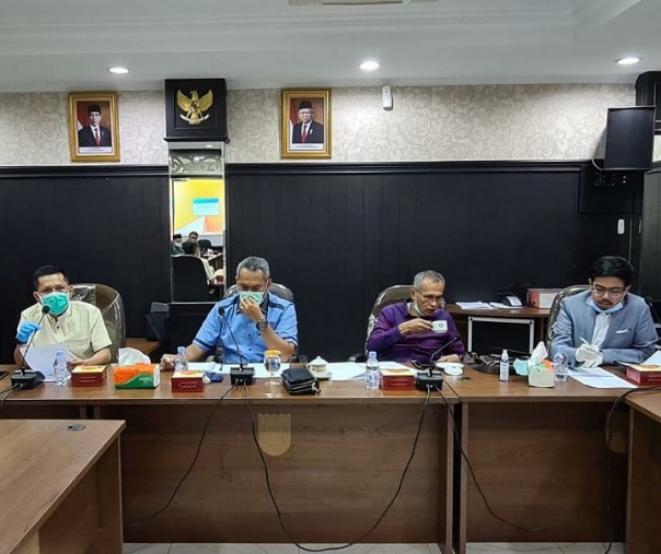 Empat pimpinan DPRD Pekanbaru saat rapat dengan pejabat Pemko, Jumat (27/3/2020). Foto: Istimewa.
