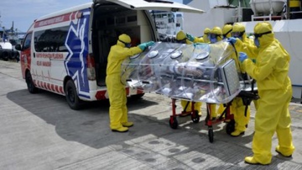 Ilustrasi petugas medis membawa pasien dicurigai corona ke Ambulance. 