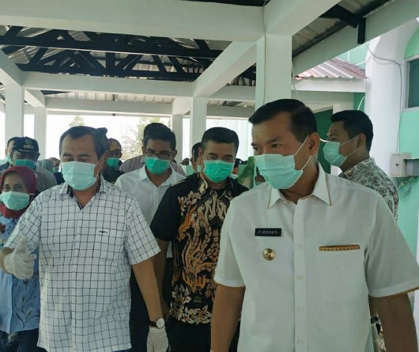 Wali Kota Pekanbaru Firdaus (kanan) dan Gubernur Riau Syamsuar (kiri) saat meninjau ruang isolasi pasien corona di RSD Madani, Sabtu (28/3/2020). Foto: Istimewa.