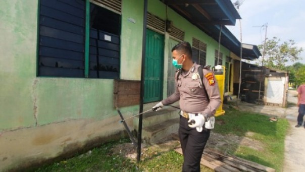 Personel Satlantas Polresta Pekanbaru lalukan penyemprotan disinfektan