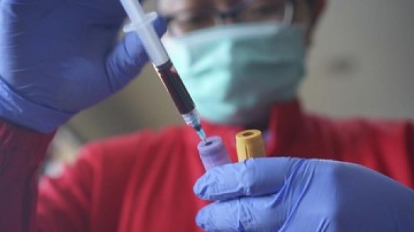 Ilustrasi petugas medis mengambil sampel darah untuk Rapid Test Corona. 