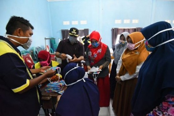 Kelompok masyarakat Desa Pulau Birandang membuat masker