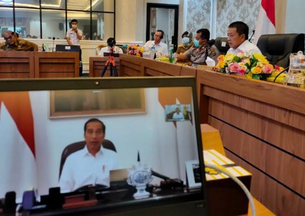 Jokowi saat melakukan telekomfren dengan mentra/Gelora