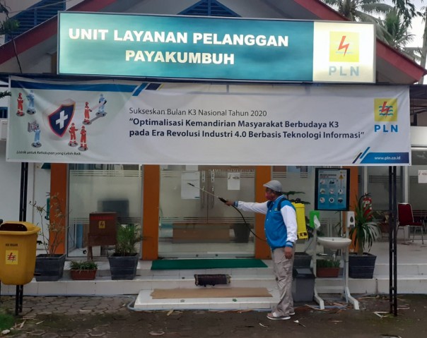 Petugas UP3 PLN Payakumbuh Lakukan penyemprotan di area publik kantor PLN/Ist