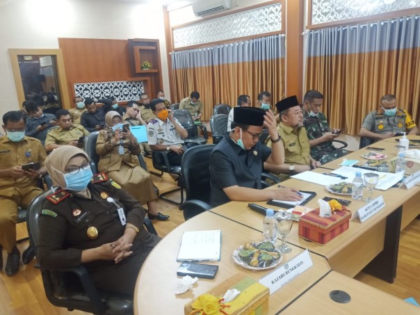 Bupati Bengkalis melakukan vidio confren dengan Gubenur Riau/R24