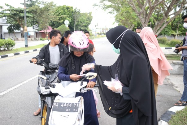 Dekranasda Kabupaten Siak kembali menggelar aksi bertajuk Dekranasda Berbagi di Depan Gerai Dekranasda, Jalan Raja Kecik Siak Sri Indrapura, Senin (30/03/20)/R24