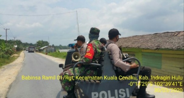 Unsur TNI, Polri dan Satpol PP Inhu menggelar patroli bersama di Kecamatan Kuala Cenaku, Senin 30 Maret 2020. Patroli gabungan itu untuk mensosialisasikan bahaya dan pencegahan wabah virus corona atau COVID-19.