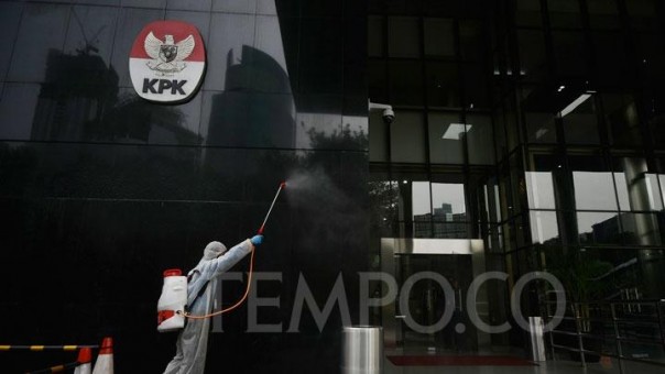 Petugas penyemprotkan disinfektan di gedung KPK/Tempo