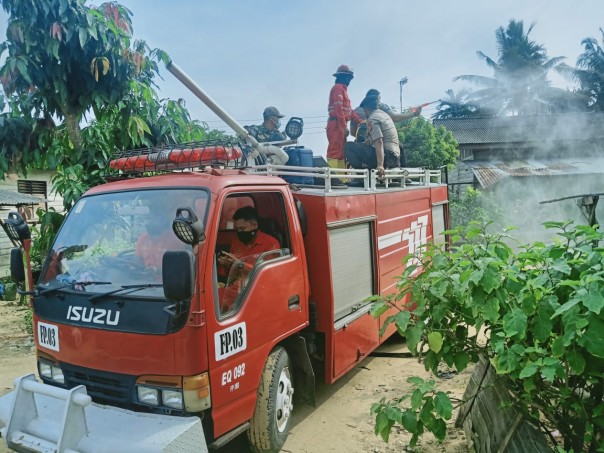 Penyemprotan di jalan-jalan Kabupaten Siak/R24