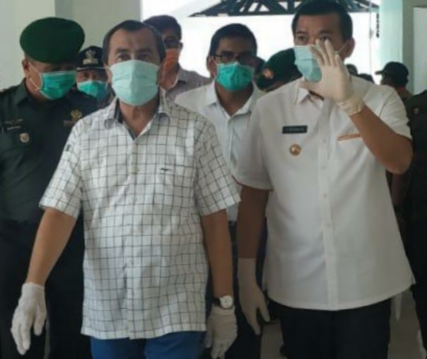 Gubernur Riau Syamsuar (kiri) didampingi Wali Kota Pekanbaru Firdaus saat meninjau RSD Madani beberapa hari lalu. Foto: Istimewa.