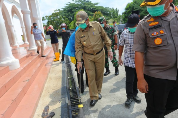 Bupati Siak Bersama Forkominda melakukan penyemprotan di 150 titik /R24