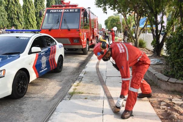 Pertamina kerahkan damkar semprot jalan -jalan di Kota Dumai/R24