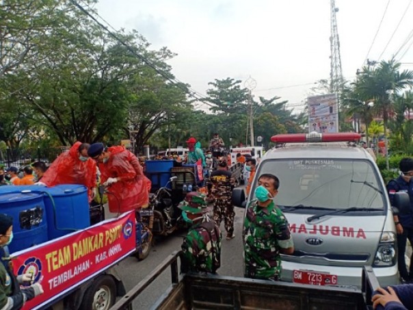 Kegiatan penyemprotan massal cairan Disinfektan di Kota Tembilahan dan Tembilahan Hulu