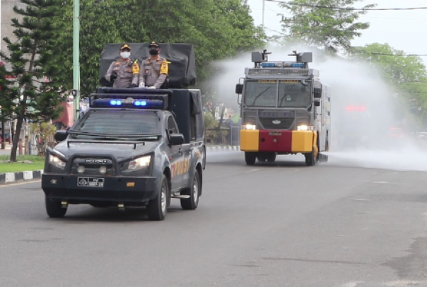 Polres Dumai Semprotkan Desinfektan ke Sejumlah Lokasi /ist