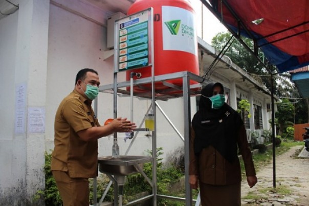 Pemasangan wastafel portabel dari Dompet Dhuafa Riau