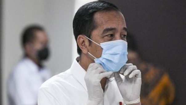 Presiden Jokowi memakai masker. 