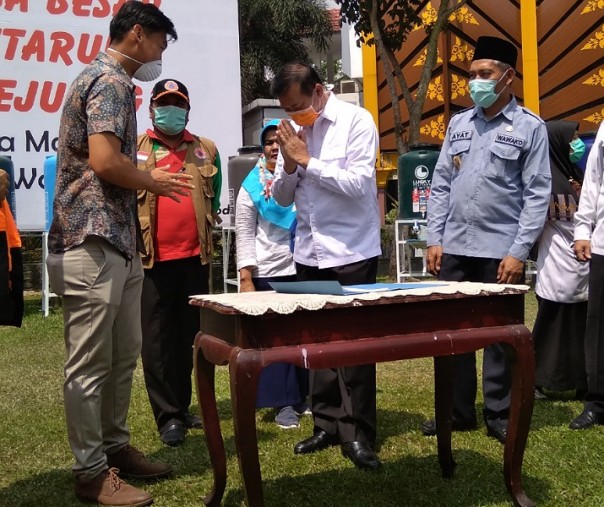 Wali Kota Pekanbaru Firdaus (kemeja putih) menyampaikan terima kasih kepada PT Adinaga Sindo Jaya atas bantuan 50 unit alat pencuci tangan di lapangan MPP, Rabu (1/4/2020). Foto: Surya/Riau1.