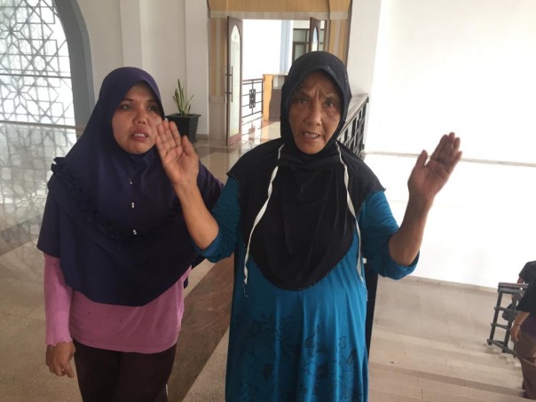 Tengku Khairani, seorang dari 22 tenaga kebersihan DPRD Siak yang dipecat tanpa uang sagu hati/R24