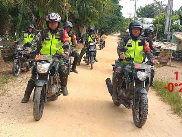 Tim 4 Koramil 01/Rengat Sub Satuan Tugas (Satgas) Gabungan II Kodim 0302/Inhu sedang berpatroli dan sosialisasi tentang bahaya Karhutla di Desa Tambak, Kecamatan Kuala Cenaku, Rabu 1 April 2020.