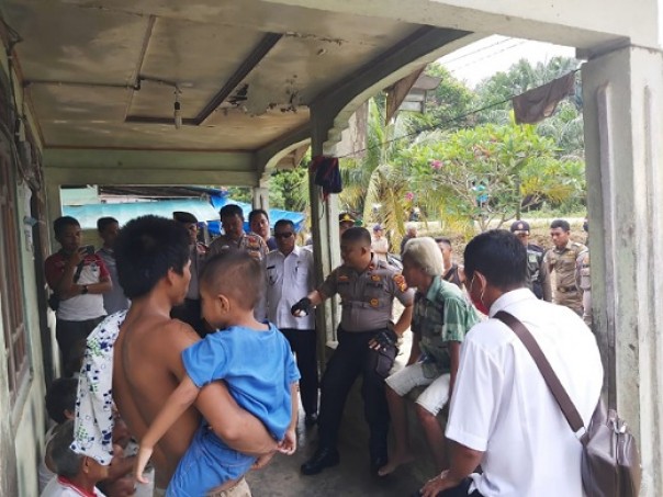 Kapolse Batang Gansal Ipda Endang K Jaya (duduk) bersama Camat Batang Gansal Elinarion (berdiri baju putih) memberikan imbauan kepada pemangku adat, Terang dan warga Desa Siambul agar tidak berkumpul secara massal agar terhindar dari penyebaran wabah COVID-19, Rabu 1 April 2020.