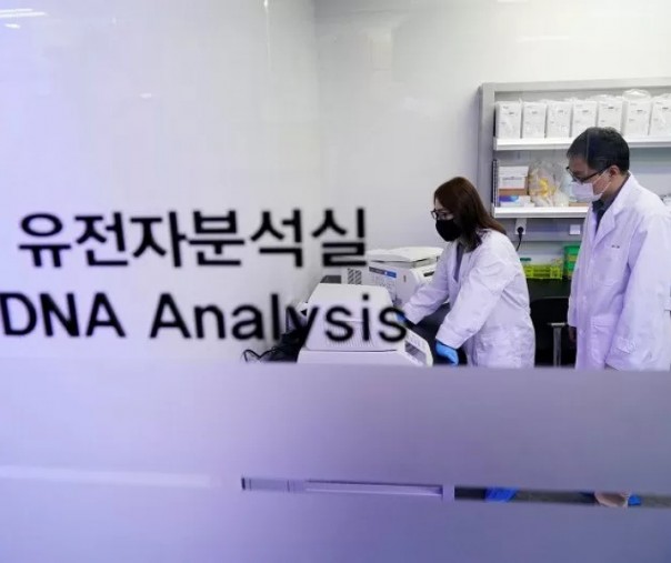 Aktivitas para peneliti di laboratorium Korea Selatan. Foto: Reuters.