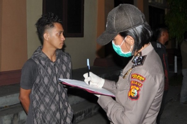 Personel Polres Siak mendata remaja yang masih kumpul-kumpul saat pandemi corona
