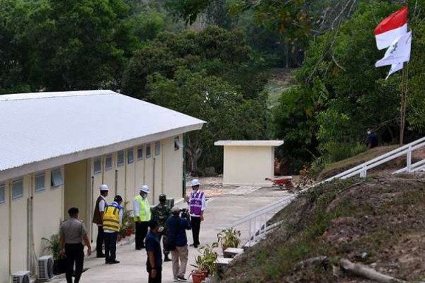 Presiden Jokowi dan rombongan saat meninjau pembangunan RS Darurat Corona di Ex Camp Vietnam di Pulau Galang Batam, Rabu lalu. 