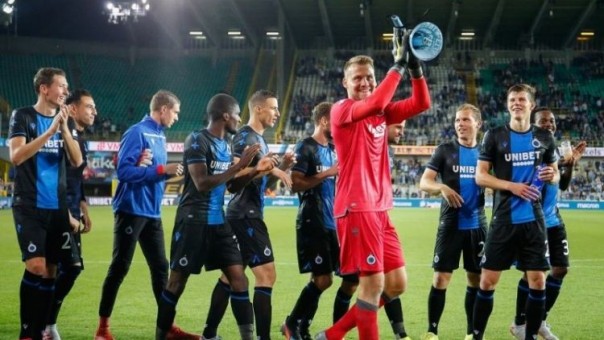 Kiper Club Brugge Simon Mignolet (merah) memimpin rekan-rekannya menyapa dan berterima kasih atas dukungan suporter seusai mengalahkan Dynamo Kiev dalam laga pertama putaran ketiga kualifikasi Liga Champions di Stadion Jan Breydelstadion, Brugge, Belgia,
