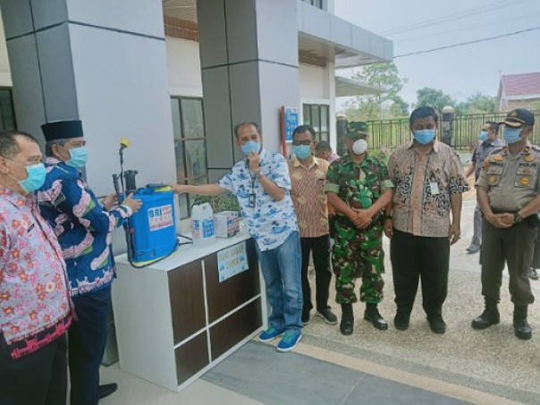 Penyerahan perlengkapan medis dari BRI Perawang ke RS tipe D Tualang