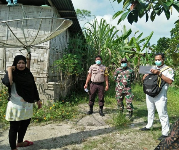 Babisa Kepenuhan Baru Serda M Rasul bersama petugas Puskesmas Kepenuhan Anas, dan anggota Bhabinkamtibmas Bripka Andi Rahmad Hasibuan saat mendata perantau yang masuk jadi ODP di Kecamatan Kepenuhan, Kabupaten Rokan Hulu, Provinsi Riau, Jumat (3/4/2020). Foto: Istimewa.