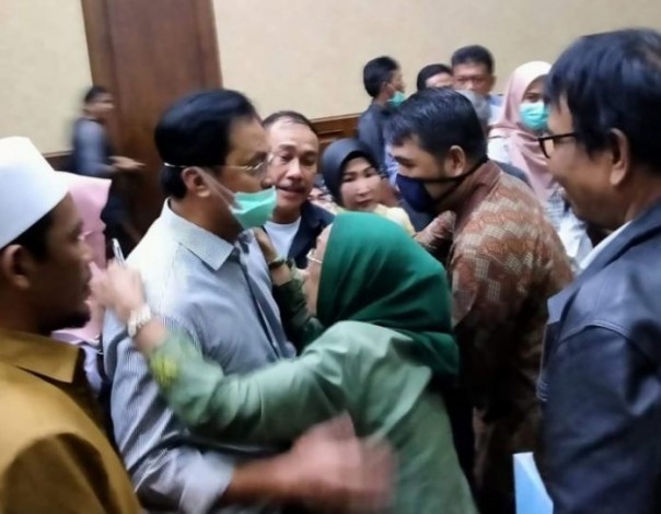 Gubenur Kepulauan Riau non aktif Nuridn Basirun, Minta Dibebaskan pada sidang pledoi di pengadilan tipikor jakarta Pusat/surya kepri
