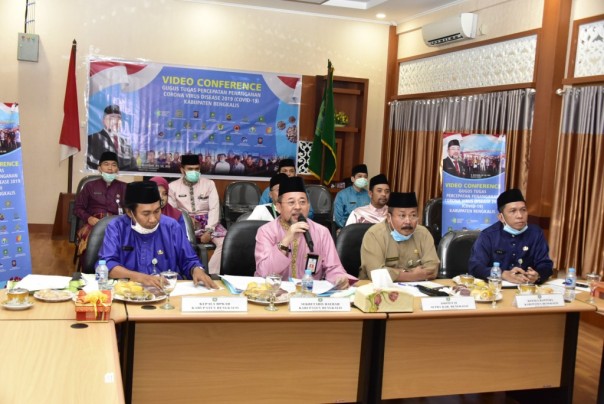 Plh Bupati Bengkalis Bustami hy telecomfren dengan Sekda Riau/R24