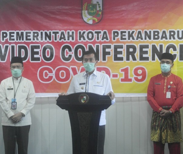 Wali Kota Pekanbaru Firdaus saat konferensi pers terkait perkembangan corona terkini dan arahan dari Kemendagri, Jumat (3/4/2020). Foto: Surya/Riau1.