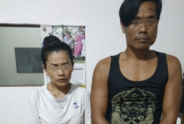 Pasutri pengedar sabu berinisial MNR alias Anto Bagong dan istrinya RKN alias Erin  berikut barang bukti, diaman di Mako Polres Inhu, Kamis 2 April 2020