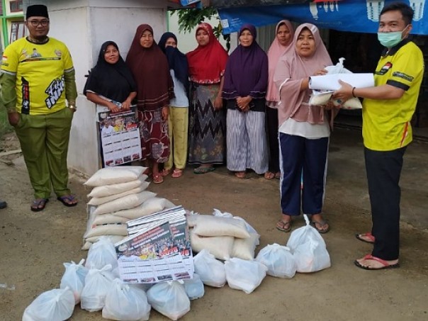LO Tim RAJUT, Langga Keriatian (kanan) memberikan bantuan Sembako kepada korban banjir di 3 desa dan 1 kelurahan diwilayah Kecamatan Kelayang, Jumat 3 April 2020.