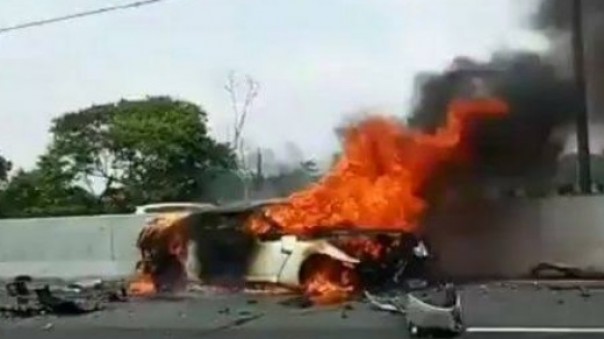 Mobil sedan sport mewah berkelir putih terbakar di ruas tol Cibubur