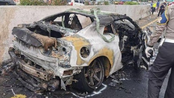 Mobil sedan sport mewah berkelir putih terbakar di ruas tol Cibubur yang dikemudikan Wakil Jaksa Agung